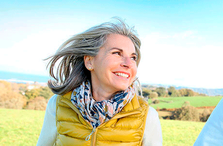 Mujer con implante dental