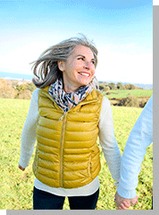 Mujer con implante dental