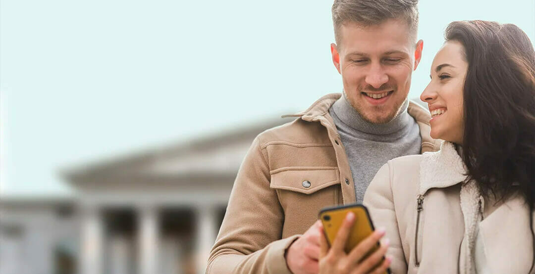 Pareja revisando celular