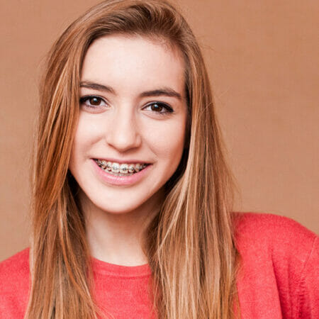 Mujer joven usa brackets