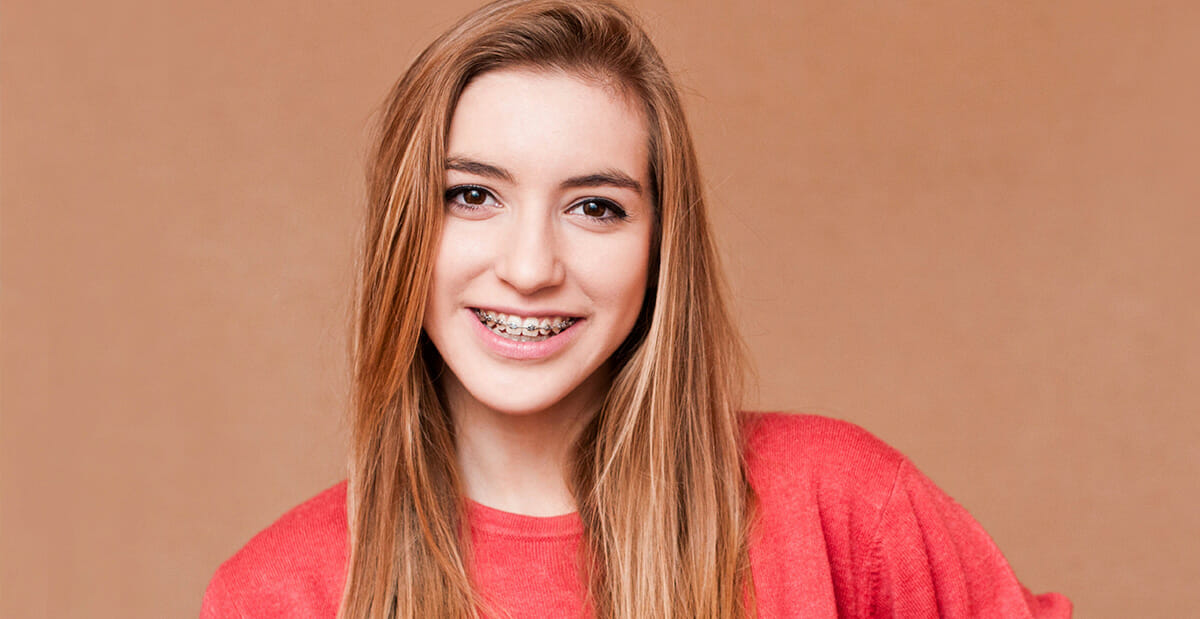 Mujer joven usa brackets