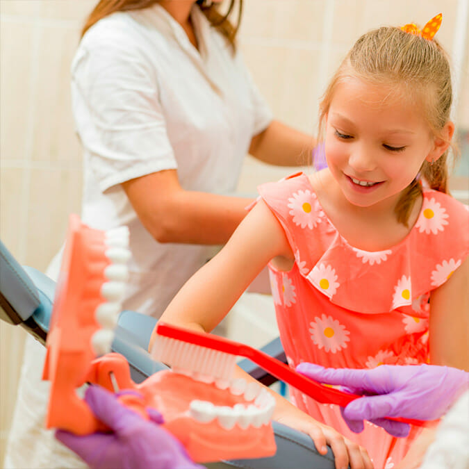 Enseñando limpieza dental